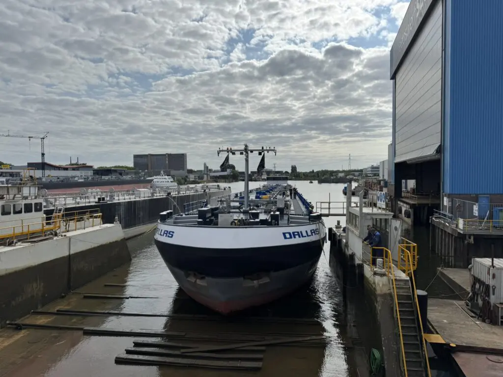 Tankschip Dallas Unibarge in schroevendok