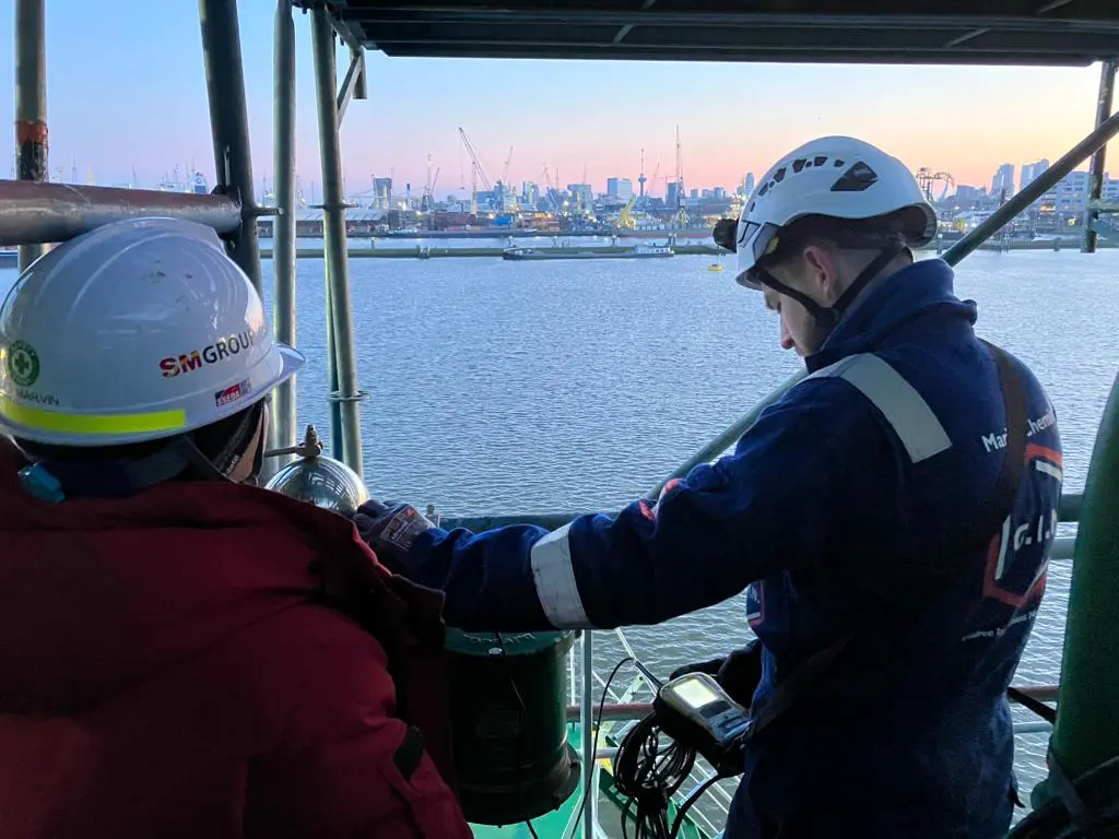 Personeel aan het meten Gasvrij inspectie tankschip