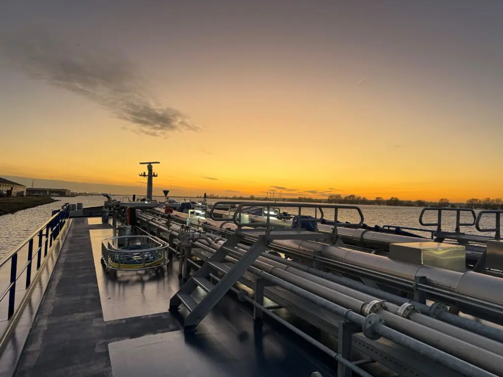 Tankschip ATM Tankschip bij zonsondergang