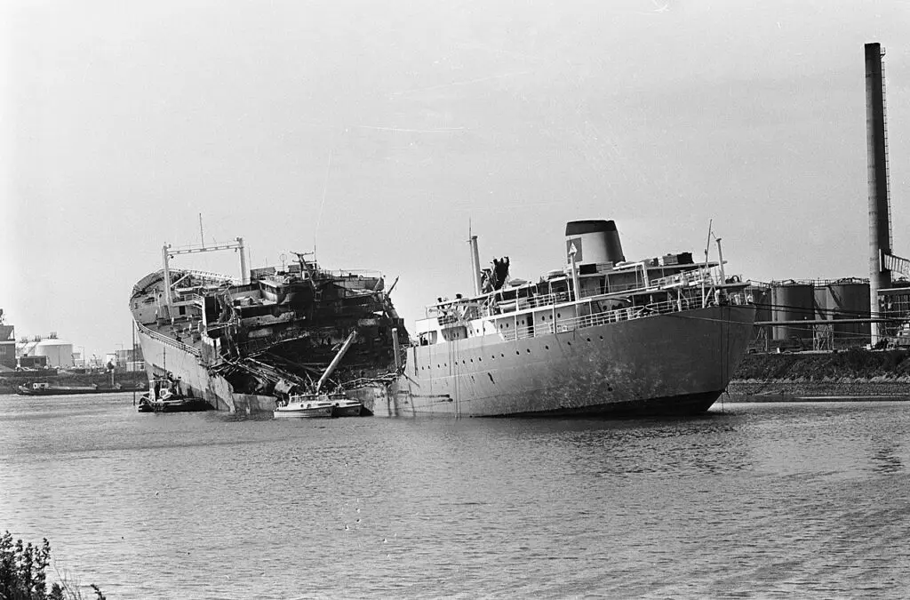 1280px-Ontploffing_op_Noorse_tanker_Roma_Star_bij_Verolme_te_Rozenburg,_de_vernielde_ta,_Bestandde Ontploffing Noorse zeetanker Rona Star bij Damen Verolme