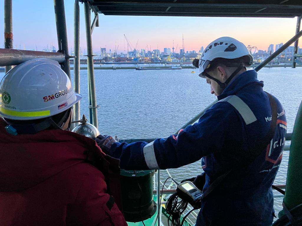 Personeel aan het meten Gasvrij inspectie tankschip